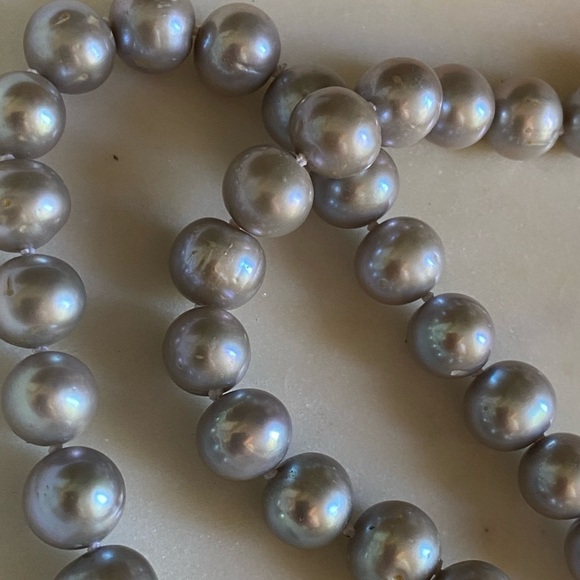 Natural platinum color fresh water knotted pearls - Picture 8 of 9